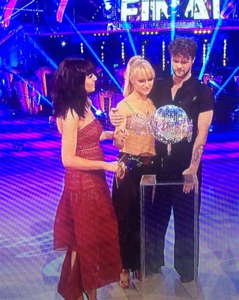 Claudia Winkleman: Strictly 2018 host flashes NIPPLES in。